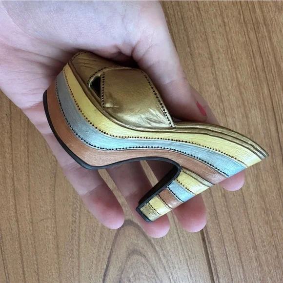 Vintage Just The Right Shoe Collection: Platforms - Picture 2 of 10